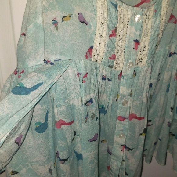 Free People whimsical top.  Size M  Beautiful top amd material.  A MUST HAVE. - Picture 6 of 6